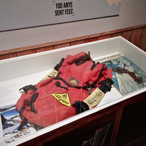 La colección de material de montaña histórico de Esportiva AKSA, nutrió la exposición del centenario de la FEEC