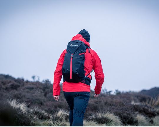 Variedad de chaquetas cortaviento ligeras en la colección MONTANE